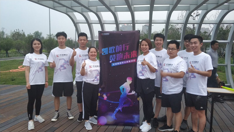 记必赢亚洲集团2019年夏季荧光夜跑活动